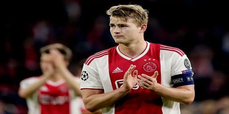 Đồng phục của Ajax sau nhiều lần thay đổi