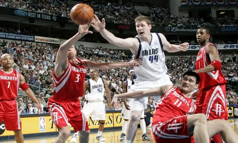 Cầu thủ bóng rổ Shawn Bradley sở hữu chiều cao 2.28m