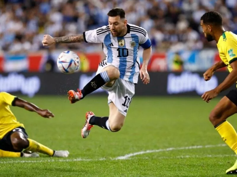 Messi sở hữu lối đá linh hoạt, nhanh nhẹn, xử lý bóng khéo léo, đỉnh cao